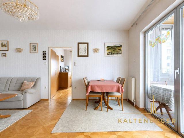 Helle 2 Zimmer Wohnung mit verglaster West Loggia und Schrankraum 2. Liftstock