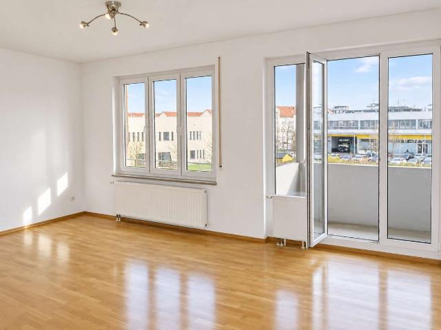 Helle 2 Zimmer Wohnung mit zwei Balkonen und Stellplatz in zentraler Lage von Poing