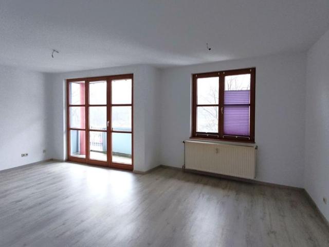 Helle 2 Zimmer Wohnung mit Balkon!