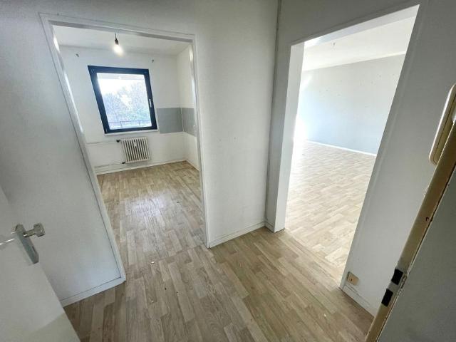 Helle 2 Zimmer Wohnung mit Balkon!
