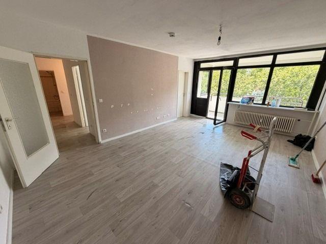 Helle 2 Zimmer Wohnung mit Balkon!