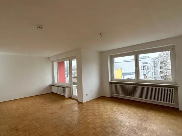 Helle 2 Zimmer Wohnung mit Balkon ab sofort