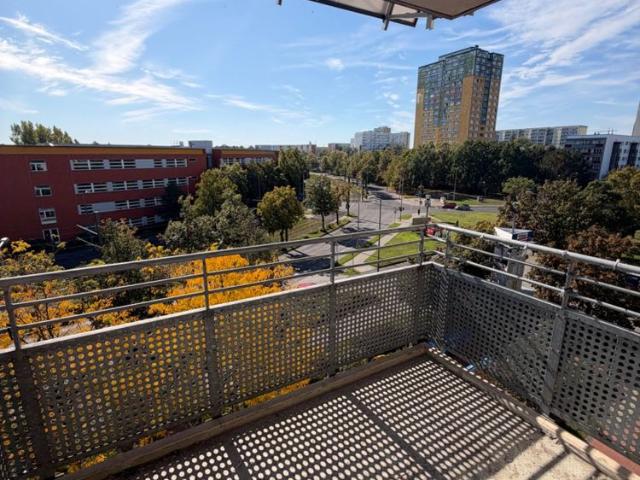 Helle 2 Zimmer Wohnung mit Balkon & Aufzug in Marzahn