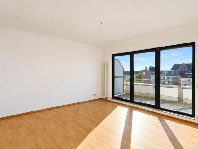 HELLE 2 ZIMMER WOHNUNG MIT BALKON, AUFZUG UND STELLPLATZ IN ZENTRALER LAGE ZU MIETEN!