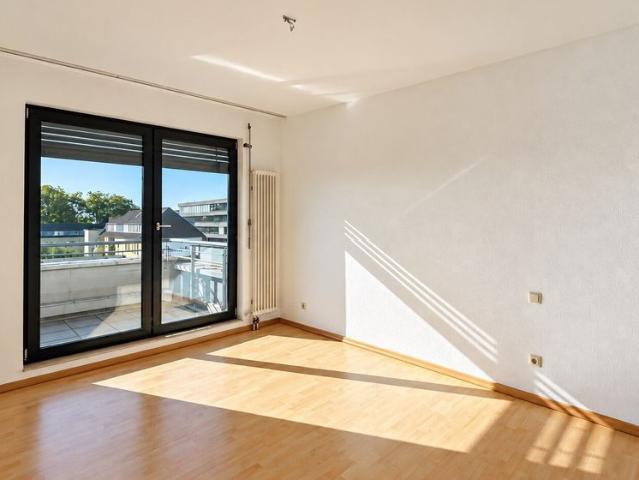 HELLE 2 ZIMMER WOHNUNG MIT BALKON, AUFZUG UND STELLPLATZ IN ZENTRALER LAGE ZU MIETEN!