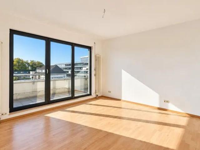 HELLE 2 ZIMMER WOHNUNG MIT BALKON, AUFZUG UND STELLPLATZ IN ZENTRALER LAGE ZU MIETEN!