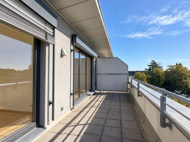 HELLE 2 ZIMMER WOHNUNG MIT BALKON, AUFZUG UND STELLPLATZ IN ZENTRALER LAGE ZU MIETEN!