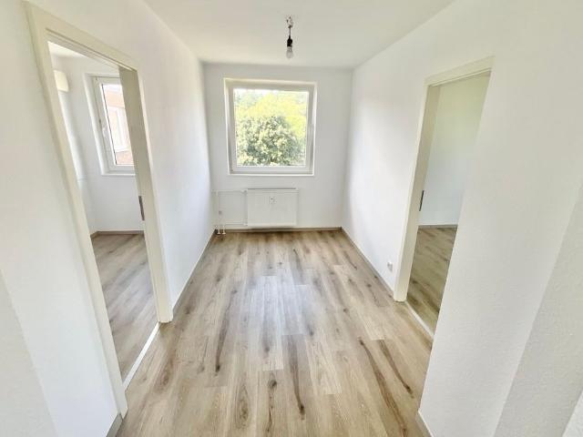Helle 2 Zimmer Wohnung mit Balkon, frisch renoviert!