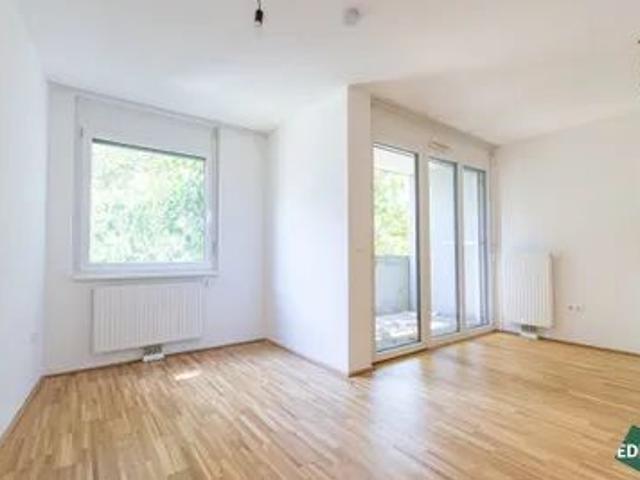 Helle 2 Zimmer Wohnung mit Balkon im 3. Liftstock Straßenbahnnähe