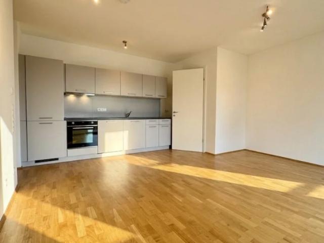 Helle 2 Zimmer Wohnung mit Balkon in moderner Wohnanlage