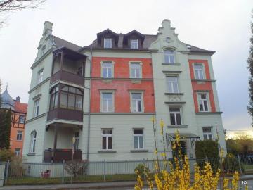 Helle 2 Zimmer Wohnung mit Balkon, Laminatboden, sep. Küche & Badewanne