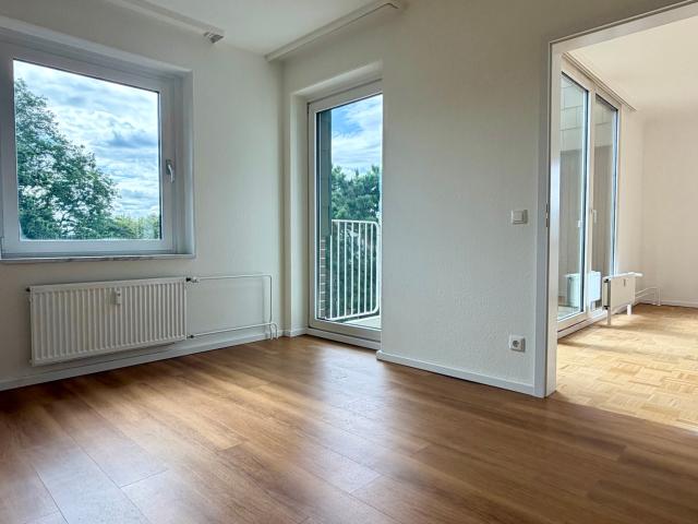 Helle 2 Zimmer Wohnung mit Balkon und Einbauküche direkt über dem Eidelstedt Center!