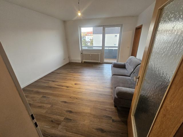 Helle 2 Zimmer Wohnung mit Balkon und Einbauküche
