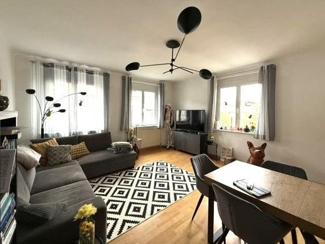 HELLE 2 ZIMMER WOHNUNG MIT BALKON UND PARKMÖGLICHKEIT