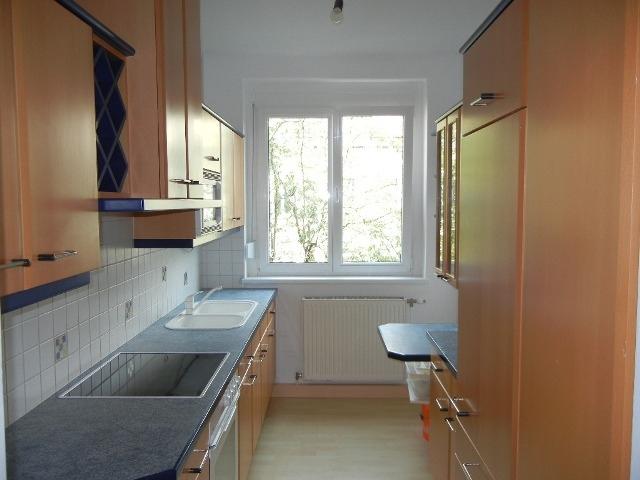 HELLE 2 ZIMMER WOHNUNG MIT BALKON UND PARKMÖGLICHKEIT