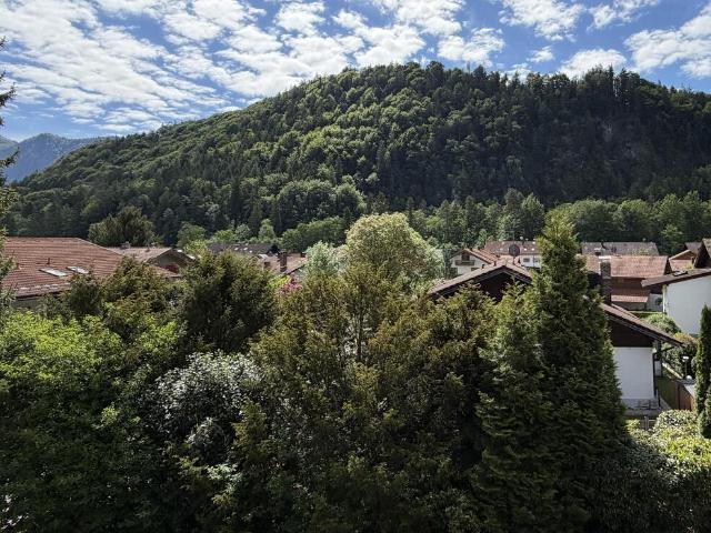 Helle 2 Zimmer Wohnung mit Bergblick und Balkon
