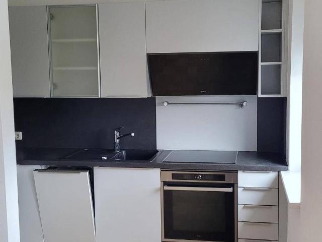 reserviert helle 2 Zimmer Wohnung MIT Carport 50 m zur Straßenbahn