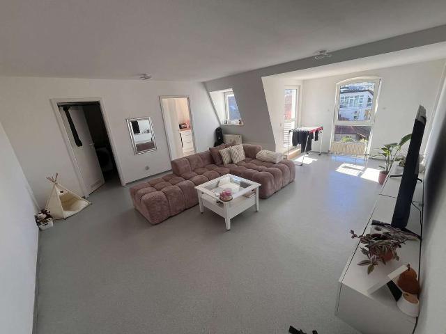 Helle 2 Zimmer Wohnung mit Dachterrasse, Einbauküche und schonem Ausblick in Neustadt