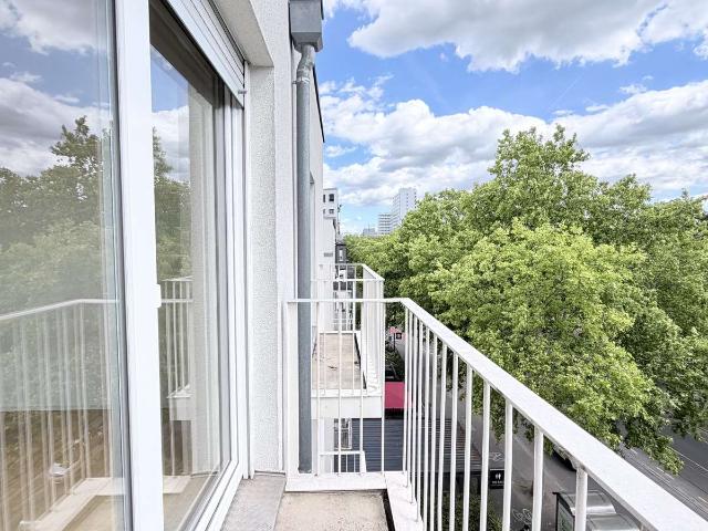 Helle 2 Zimmer Wohnung mit Einbauküche und großzügiger Dachterrasse!