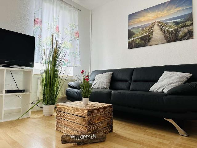 Helle 2 Zimmer Wohnung mit Einbauküche und großem Garten