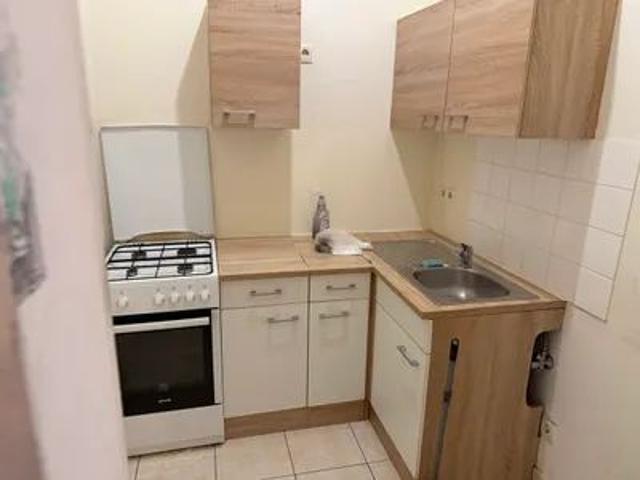 Helle 2 Zimmer Wohnung mit Fenster im Innenhof und in den Park nähe U Bahn Westbahnhof