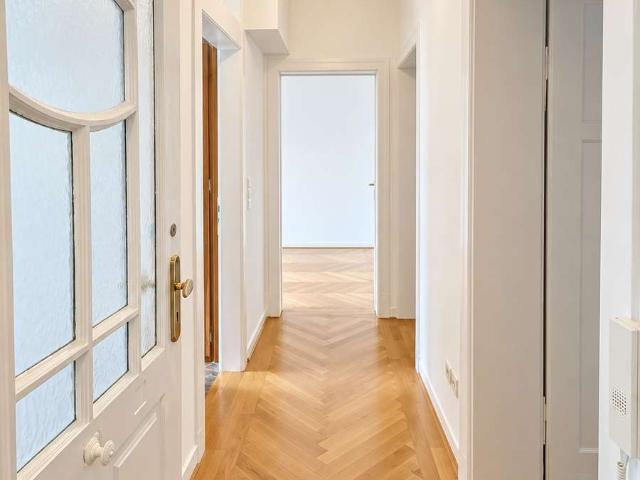 Helle 2 Zimmer Wohnung mit Fischgrätparkett, Teakholzküche und Balkon in Nürnberg