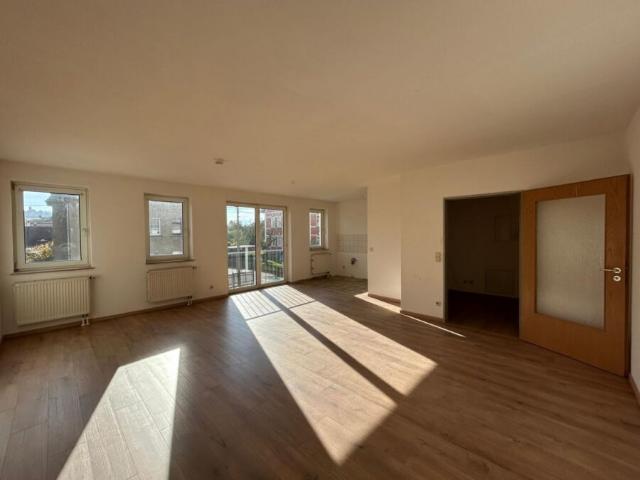 Helle 2 Zimmer Wohnung mit franz. Balkon und zentraler Lage in Seifhennersdorf
