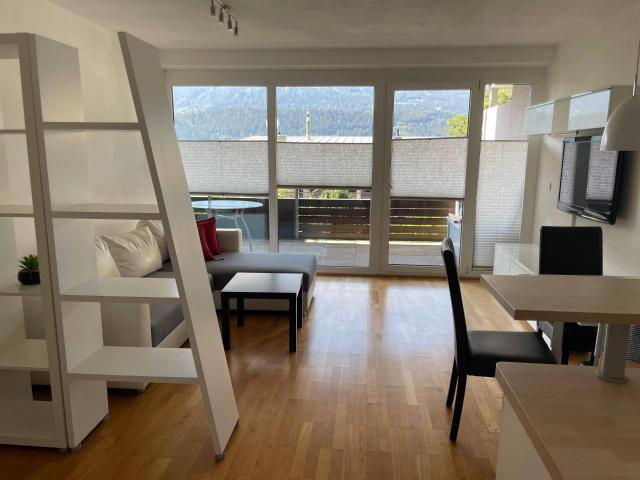 Helle 2 Zimmer Wohnung mit großem Balkon und Tiefgaragenplatz in ruhiger Lage in Kranebitten