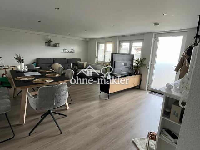 Helle 2 Zimmer Wohnung mit großer Terasse, EInbauküche, Carport