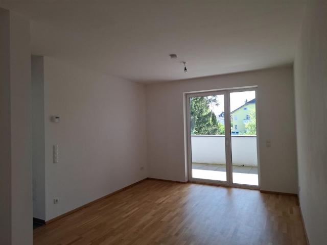 Helle 2 Zimmer Wohnung mit großzügiger Loggia und Tiefgaragenparkplatz