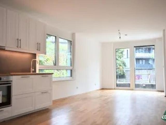 Helle 2 Zimmer Wohnung mit Klimaanlage, kleinen Garten und Garage sowie 200m von U Bahn Station Zippererstrasse