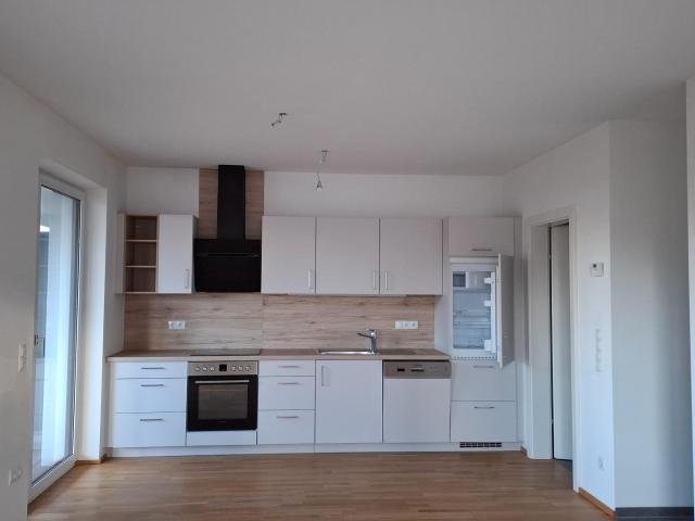 Helle 2 Zimmer Wohnung mit Küche, großzügiger Loggia und Tiefgaragenparkplatz