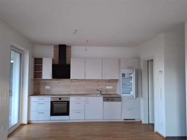 Helle 2 Zimmer Wohnung mit Küche, großzügiger Loggia und Tiefgaragenparkplatz