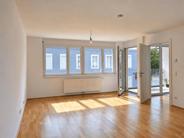 Helle 2 Zimmer Wohnung mit Loggia beim Postsportplatz