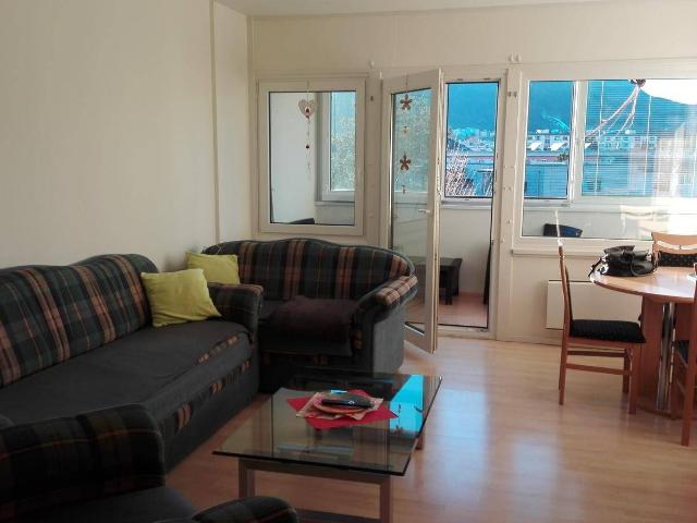 Helle 2 Zimmer Wohnung mit Loggia im 5. Stock, Nähe Infineon