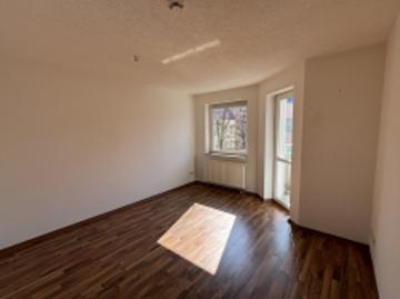 Helle 2 Zimmer Wohnung mit offener Küche & Balkon