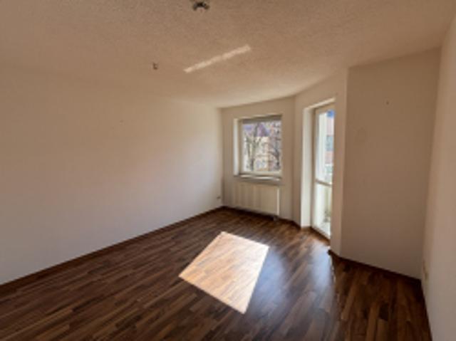 Helle 2 Zimmer Wohnung mit offener Küche & Balkon
