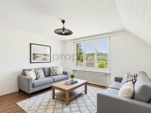 Helle 2 Zimmer Dachgeschoss Wohnung in Dorfzentrum von Füllinsdorf