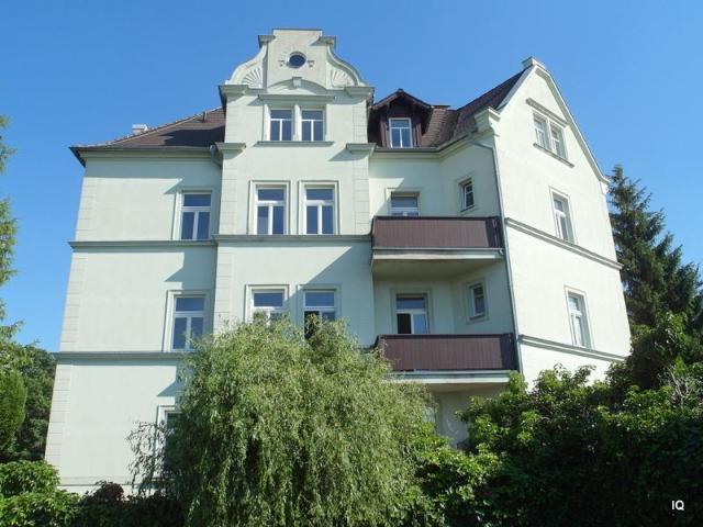 Helle 2 Zimmer Wohnung mit schönem Balkon, Laminatboden und Badewanne