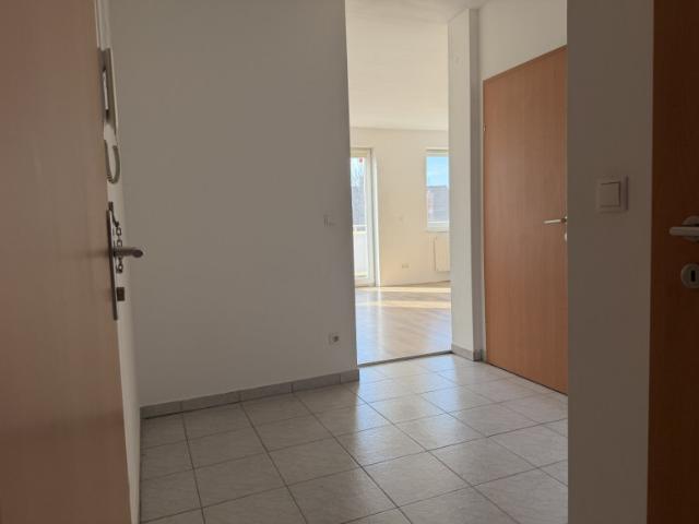 Helle 2 Zimmer Wohnung mit südwestseitigem Balkon, KFZ Abstellplatz