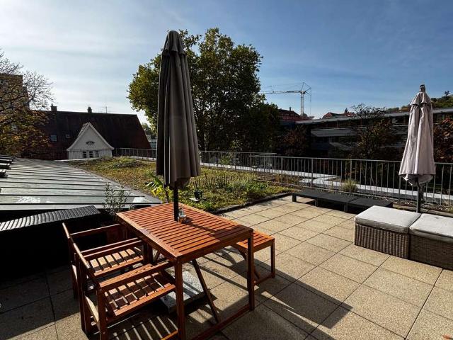 Helle 2 Zimmer Wohnung direkt neben dem Brechtbau mit großer Südwest Terrasse