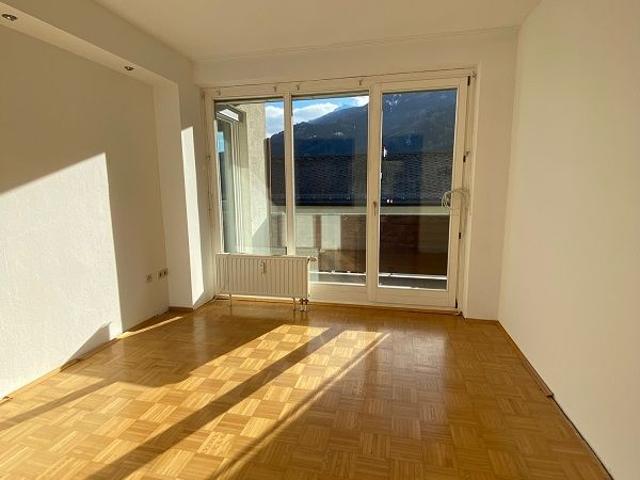 Helle 2 Zimmer Wohnung im Obergeschoss mit Balkon