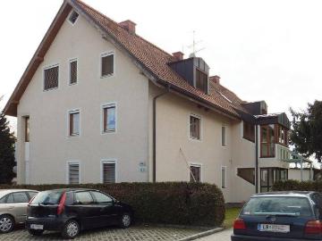 Helle 2 Zimmer Wohnung im Dachgeschoss mit Loggia geförderte Miete 2 Zimmer