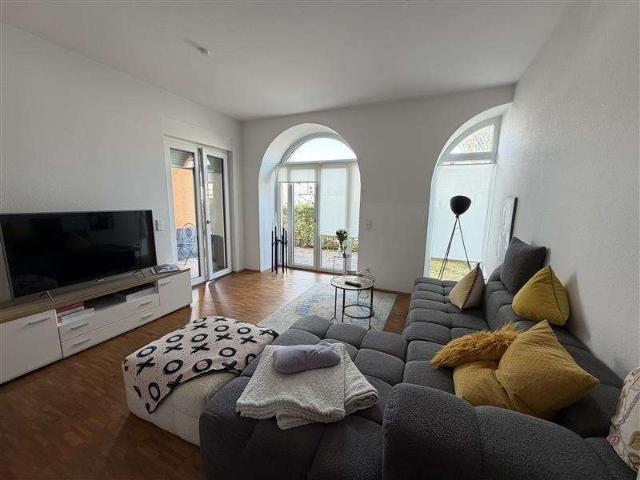 Helle 2 Zimmer Wohnung im Erdgeschoss mit großer, sichtgeschützter Terrasse