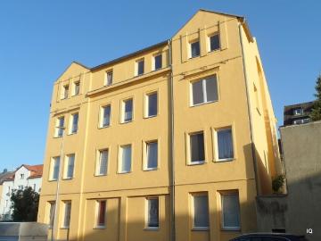 Helle 2 Zimmer Wohnung im 2.OG mit großem Wohnzimmer, sep. Küche mit Einbauküche und Badewanne