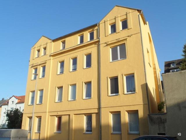 Helle 2 Zimmer Wohnung im 2.OG mit großem Wohnzimmer, sep. Küche mit Einbauküche und Badewanne
