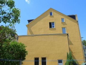 Helle 2 Zimmer Wohnung im 2.OG mit großem Wohnzimmer, sep. Küche mit Einbauküche und Badewanne