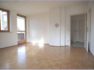 Helle 2 Zimmer Wohnung in ruhiger Lage, EG mit Gartenbenützung, 1 SZ, Parkplatz, Terrasse, Keller