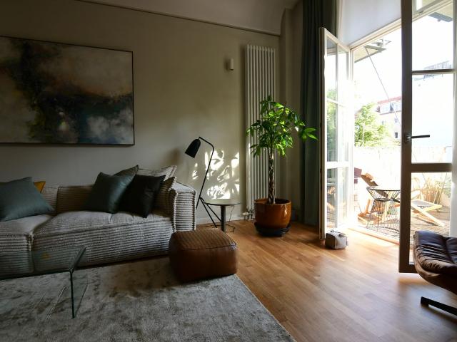 Helle 2 Zimmer Wohnung/ Loft in direkter Kiezlage, 2 Balkone, Aufzug, Berlin Amsterdam Apartments for Rent