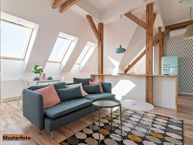 Helle 2 Zimmer Wohnung unterm Dach nebst Stellplatz